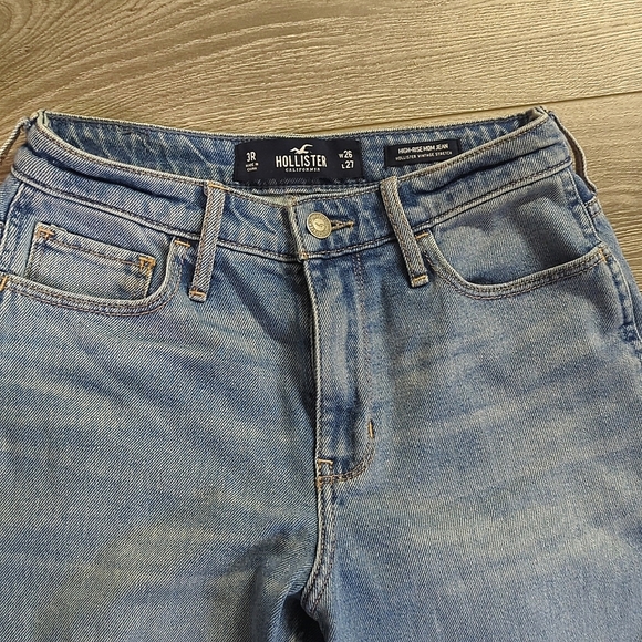 Hollister | High Waist Mom Jeans - Picture 2 of 3